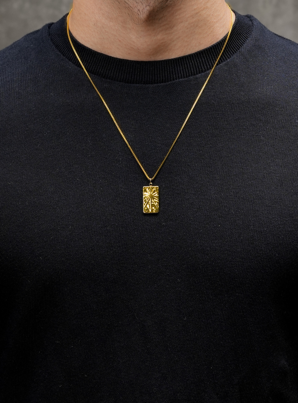 Svarna Pendant with Chain