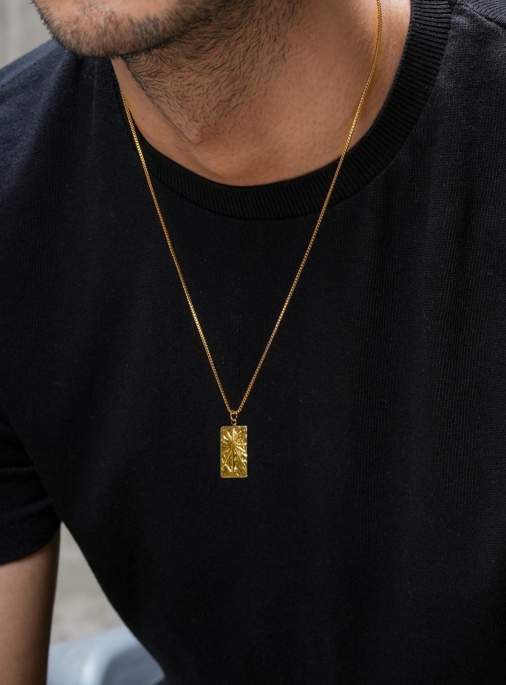 Svarna Pendant with Chain